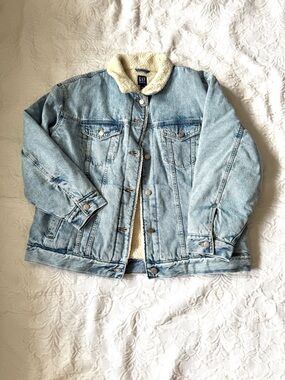 GAP Icon Light Wash Denim Jacket with Cream Sherpa Lining